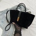 Bolso tote retro de ante negro con cierre metálico dorado y correa ajustable larga - Negro
