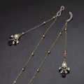 Catenina per occhiali dorata con perla bianca e strass su sfondo grigio testurizzato - Stile con Perline Dorate Fiori e Strass (GL576)