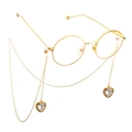 Detailopname van de gouden brillenketting met fonkelende kristallen harthangers - Wit
