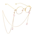 Gafas redondas doradas retro con cadena de cuentas cuadradas de cristal rosa en fondo blanco - Cadena dorada con cristal cuadrado rosa