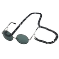 Dettaglio degli occhiali da sole tondi verde scuro con catena in acrilico marmorizzato - Marmo Verde Scuro