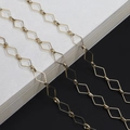 Cadena geométrica dorada con eslabones de rombo hueco y brillo metálico elegante - Cadena de Diamantes Dorados