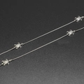 Zilveren metalen brillenkoord met schildpadhangers op een zwarte gestructureerde basis - Zilveren Zeeschildpad Stijl