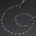 Elegante cadena para gafas con rosas doradas caladas y lazos de silicona antideslizantes - Estilo Rosa Hueca / Dorado