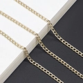 Catenina dorata per occhiali da sole su sfondo minimalista in bianco e nero - Oro