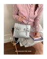 Détail d'un mini sac à dos argenté métallisé avec nœuds et texture en cuir PU brillant - Argent