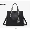Dettaglio frontale borsa tote nera motivo coccodrillo con accenti in serpente - Nero