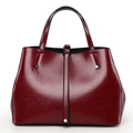 Détail du sac cabas en similicuir rouge foncé avec texture brillante et rivets argentés - Bordeaux