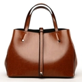 Grand sac à main minimaliste en cuir marron foncé brillant avec rivets argentés - Marron