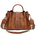 Borsa a secchiello vintage marrone con ampia tracolla a righe e cuciture a contrasto - Marrone