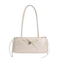 Elegante borsa sottobraccio rettangolare beige con fiocchi e ciondolo a cuore su sfondo bianco - Bianco