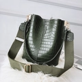 Borsa a secchiello verde scuro con trama a coccodrillo e tracolla larga in tessuto - Verde