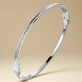 Dettaglio macro del bracciale rigido argento con cristalli di zirconia micro-pave lucidi - Stile Pavé Colore Acciaio (39-B-9)