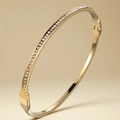 Dettaglio del bracciale dorato con micro-pave di zirconi e chiusura laterale raffinata - Stile Pavé Color Oro (39-B-10)