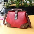 Borsa a mano retrò stile dottore rossa e marrone con dettagli rivetti in metallo - Rosso