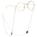 Silberne Brillenkette mit Hamsa-Hand-Anhängern und blauen Augendetails auf weißem Grund - Silberner Hamsa-Hand-Stil