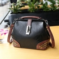 Borsa da medico vintage in pelle nera e marrone con borchie e tracolla regolabile - Nero