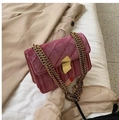Roze fluwelen crossbodytas met gouden ketting en geometrische metalen sluiting - Roze