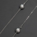 Cadena plateada para gafas con cuentas esmeriladas y grabado de estrella único - Estilo de Esfera con Patrón de Estrellas Esmeriladas (GL270) / Plateado