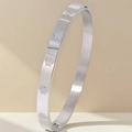 Primer plano de pulsera de acero inoxidable plateada con patrones de copos de nieve grabados - Color Acero