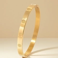 Detalle de brazalete de acero dorado con grabados de copos de nieve y bisagra - Dorado