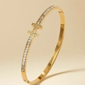 Makroaufnahme von vergoldetem Edelstahl-Armband mit H-Logo und Zirkonia-Steinen - Goldenes H-förmiges Strass-Armband (39-D-7)