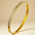 Elegante bracciale rigido in acciaio dorato con una fila di pietre di zirconia quadrate - Stile Stellato Oro (29-D-10)
