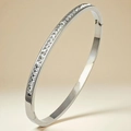 Bracciale rigido in argento con pavé di zirconi, taglio princess e finitura lucida - Stile Incastonatura a Binario Stellato Color Acciaio (29-D-12)