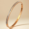 Bracciale rigido placcato oro rosa in acciaio con zirconi quadrati incastonati a binario - Stile Incastonatura a Binario Stellato Oro Rosa (29-D-11)