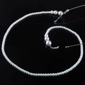 Elegante catenella per occhiali con perle sfumate e strass su uno sfondo nero lucido - Stile Perla Sfumata (GL175)