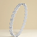Dettaglio dell'anello in argento con maglie circolari cave e piccoli cristalli intarsiati - Bracciale Moneta Color Acciaio (39-E-4)