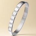 Dettaglio del bracciale in acciaio inossidabile argento con zirconi incastonati e metallo spazzolato - Colore Acciaio Bracciale Rigido in Zirconia (39-D-3)