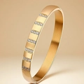 Dettaglio di bracciale in acciaio inossidabile 18K con texture spazzolata e 24 zirconi - Oro Bracciale Rigido in Zirconia (39-D-4)
