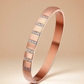 Dettaglio del bracciale in acciaio inossidabile oro rosa con zirconi incastonati in verticale - Oro Rosa Bracciale Rigido in Zirconia (39-D-5)