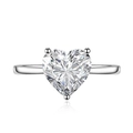 Eleganter herzförmiger Zirkonia-Ring mit verstellbarem Band auf weißem Hintergrund - Weißer Strass