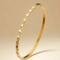 Brazalete de acero inoxidable chapado en oro con piedras de circonita cuadradas - Estilo de Ranura Cuadrada Color Dorado