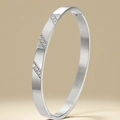 Brazalete de acero plateado pulido con tres bandas diagonales de circonitas pavimentadas - Estilo Incrustación Diagonal Color Acero