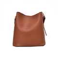 Bolso tipo cubo minimalista en cuero caramelo con correa ajustable y herrajes dorados - Marrón