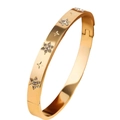 Dettaglio di bracciale in acciaio al titanio dorato con stelle lucide e zirconi incastonati - Oro (39乙-C-2)