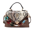 Borsa in pelle marrone con patta motivo serpente e catena in acrilico colorato - Cachi