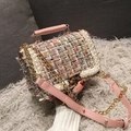 Rosa Tweed Umhängetasche mit Perlenbesatz und goldener Kette im eleganten Chic-Stil - Rosa