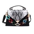 Borsa a tracolla nera con patta a serpente e catena decorativa in resina colorata - Nero