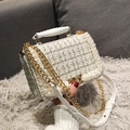 Weiße Tweed-Kettentasche mit Perlenbesatz und goldenem Verschluss für Crossbody - Weiß