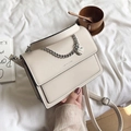 Sac bandoulière carré beige avec poignée chaîne argentée et sangle ajustable - Blanc Cassé