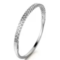 Macro di un bracciale geometrico argentato con intarsio in zircone e dettaglio della chiusura - Colore Acciaio (39乙-A-5)