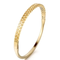 Dettaglio del bracciale rigido placcato oro 18K con stelle in zircone e chiusura a cerniera - Oro (39B-A-6)