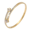 Detalle de brazalete de acero de titanio dorado con trébol blanco y circón - Brazalete de Doble Trébol Dorado (39乙-C-4) / Dorado