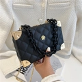 Schwarze Box-Tasche mit Litschimuster, Goldblumen-Verschluss und Acrylkette - Schwarz