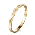Detalle de una pulsera dorada trenzada con circonitas pavé y acabado pulido espejo - Dorado