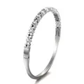 Primer plano detallado de un brazalete rígido plateado con pavé de circonitas en fondo blanco - Circonita de Trébol de Cuatro Hojas / Color Acero